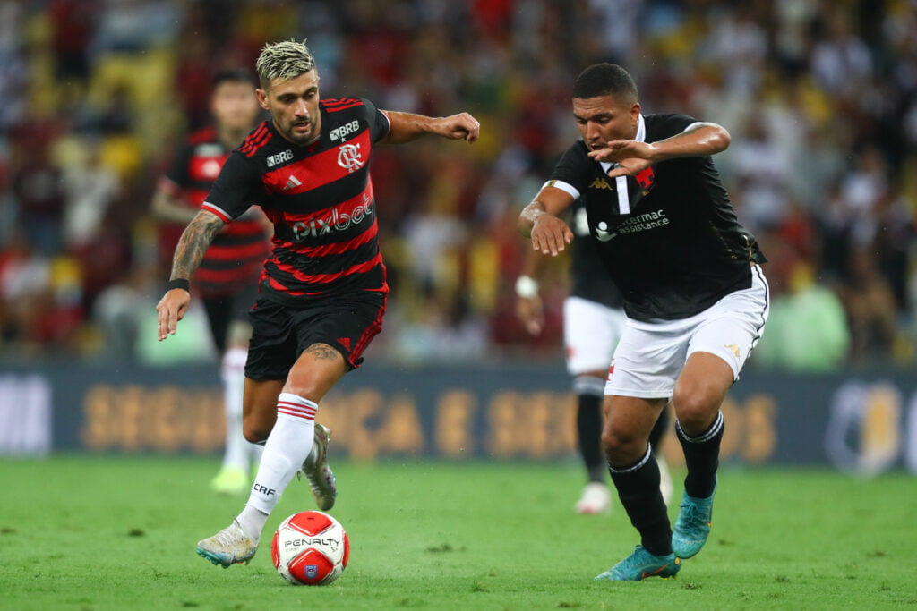 Arrascaeta com a bola no clássico entre Flamengo e Vasco