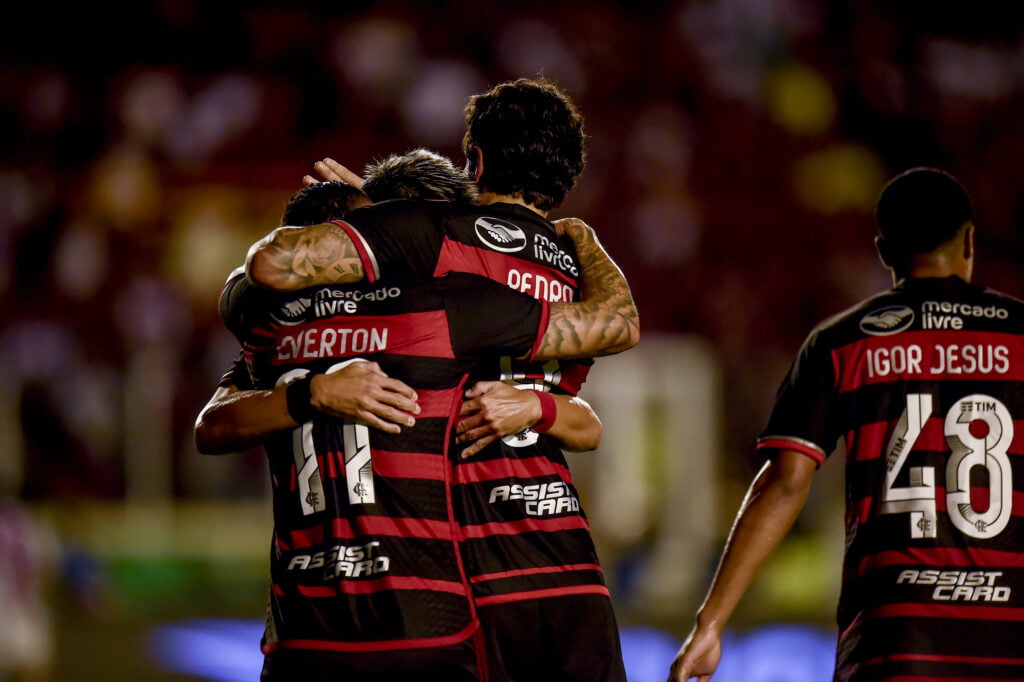 Time do Flamengo comemora um dos gols da vitória por 3 a 0 contra o Bangu