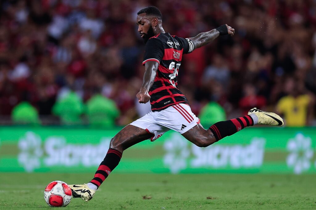 Gerson se prepara para finalização durante jogo do Flamengo