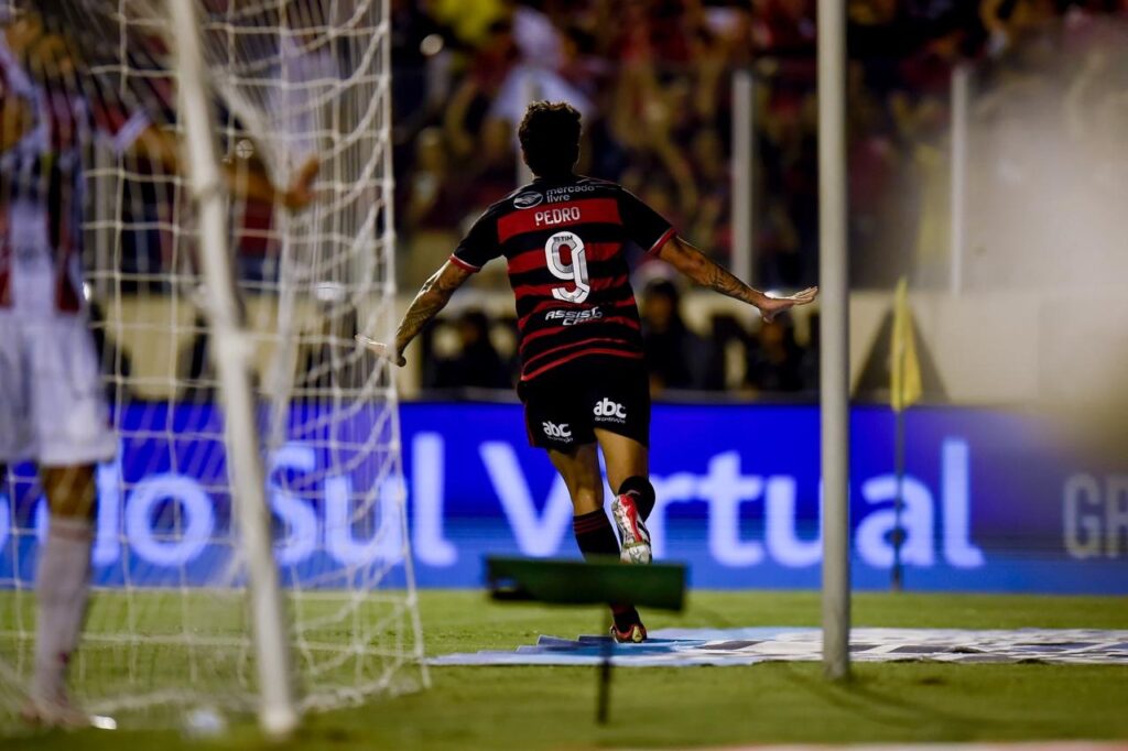 Pedro corre em direção a placa após marcar gol contra o Bangu. Contrato do Flamengo com a Brax reserva 15 minutos por partida para Flamengo exibir marcas de seus patrocinadores ou outros parceiros