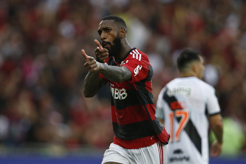 Gerson fazendo gol pelo Flamengo contra o Vasco. Meia foi eleito por Payet o melhor jogador atuando no Brasil