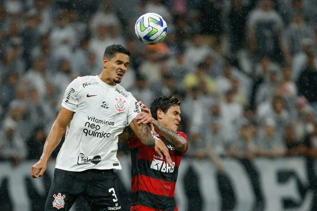 Pedro disputa bola com corintiano em jogo entre Corinthians x Flamengo no Brasileiro de 2023. Receita mínima a Flamengo e Corinthians levou a racha entre blocos, mas agora Forte oferece garanta para tentar tirar alvinegro da Libra
