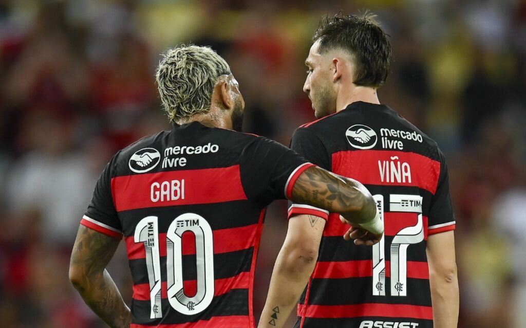 Gabigol e Matías Viña conversam durante vitória do Flamengo sobre o Boavista, pelo Campeonato Carioca 2024