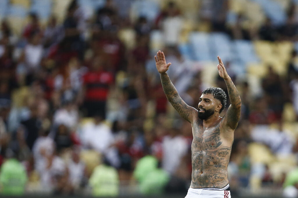 Gabigol comanda torcida do Flamengo no Maracanã