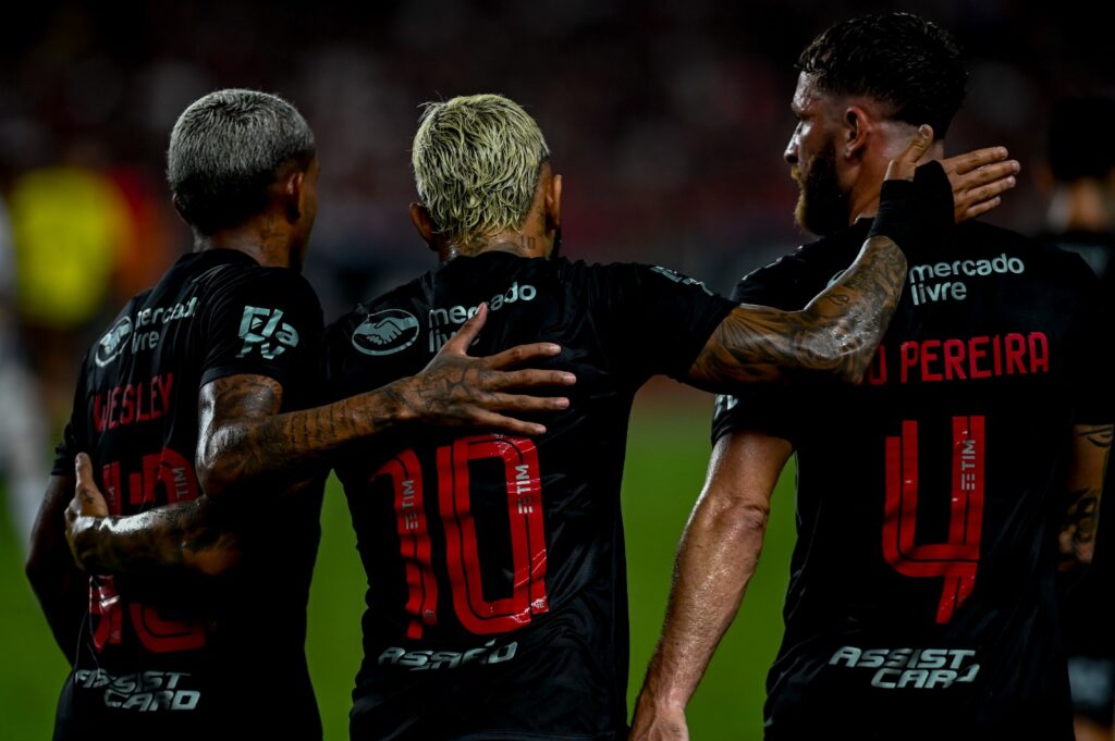 Gabigol comemora fim de jejum de gol com Wesley e Léo Pereira em jogo contra o Sampaio Corrêa, pelo Campeonato Carioca