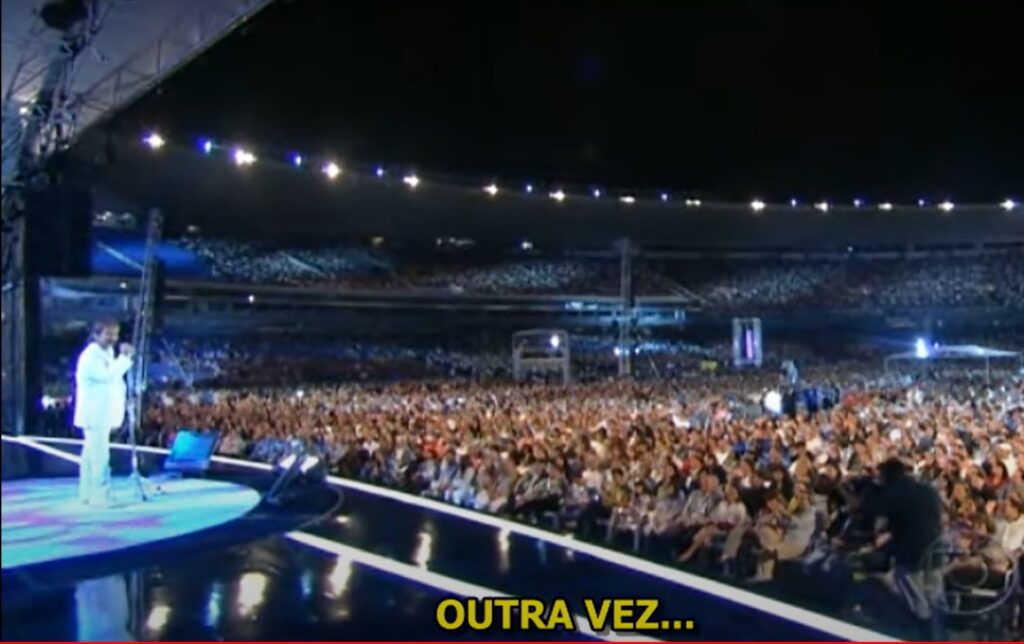 Show de Roberto Carlos no Maracanã em 2009. Cantor e Globo querem que especial de fim de ano seja gravado no estádio; dupla Fla-Flu culpa shows em 2023 por gramado ruim do Maracanã