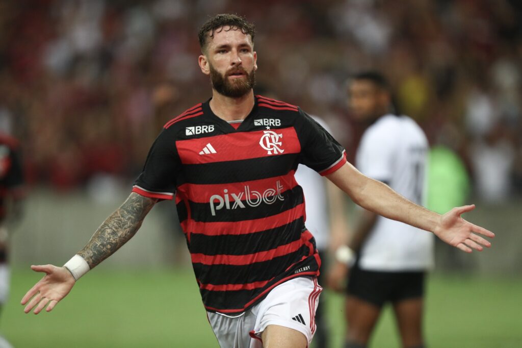 Léo pereira comemora gol do Flamengo contra o Botafogo nos acréscimos, pelo Campeonato Carioca. Zagueiro é destaque do Flamengo neste início de temporada.