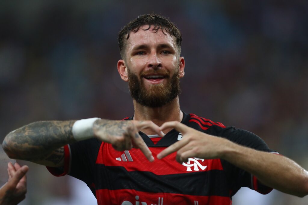 Léo Pereira comemora gol do Flamengo contra o Botafogo mandando coração para a namorada Karoline Lima