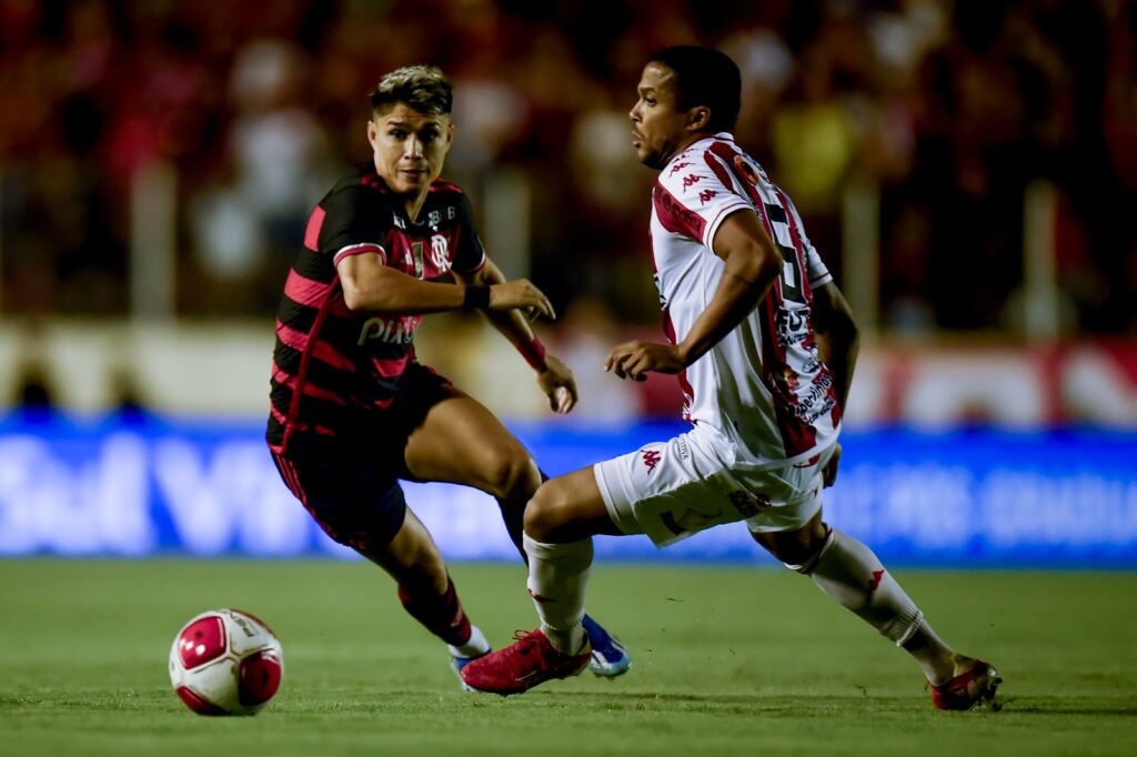 Tite melhora defesa do Flamengo na vitória da equipe sobre o Bangu, pelo Campeonato Carioca. Na foto: Luiz Araújo passa por adversário