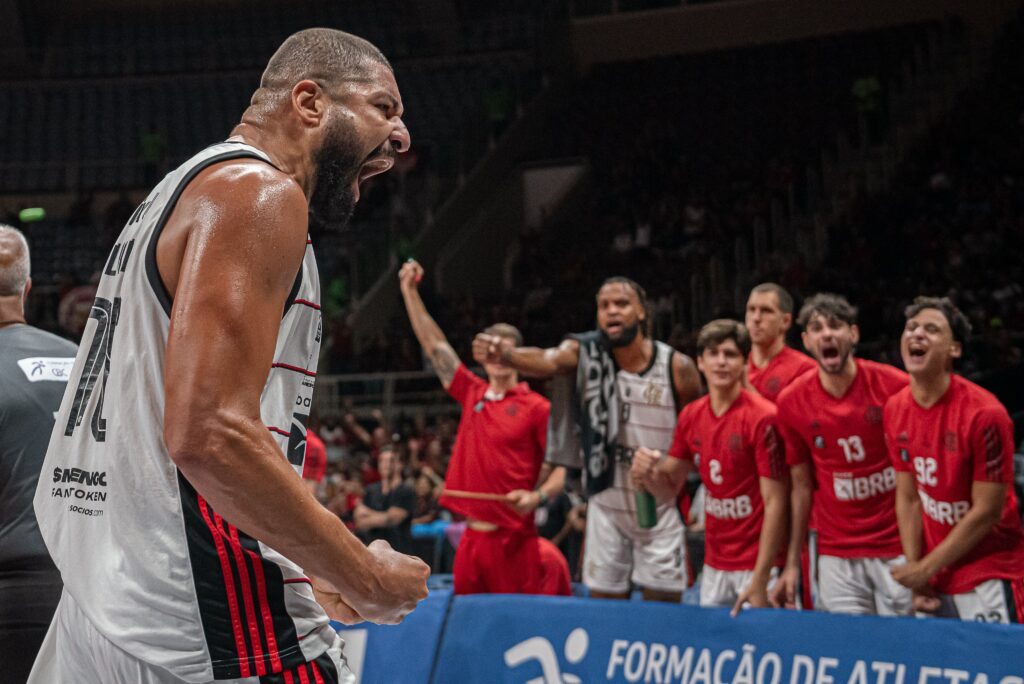 Olivinha comemora cesta em vitória do Flamengo no basquete