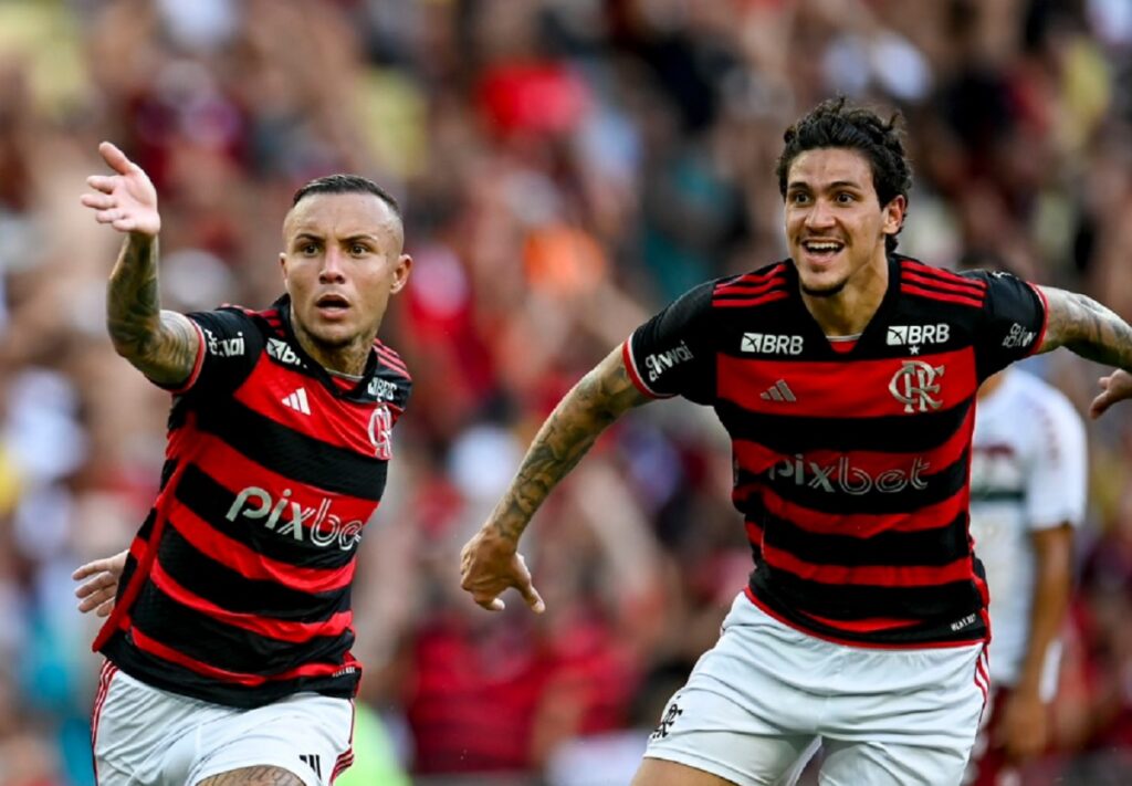 Pedro e Cebolinha comemoram gol do Flamengo sobre o Fluminense; atacantes são artilheiros do time, que está entre melhores ataques da Série A