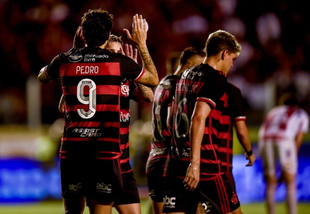 Pedro comemora um dos seus gols com o time do Flamengo.