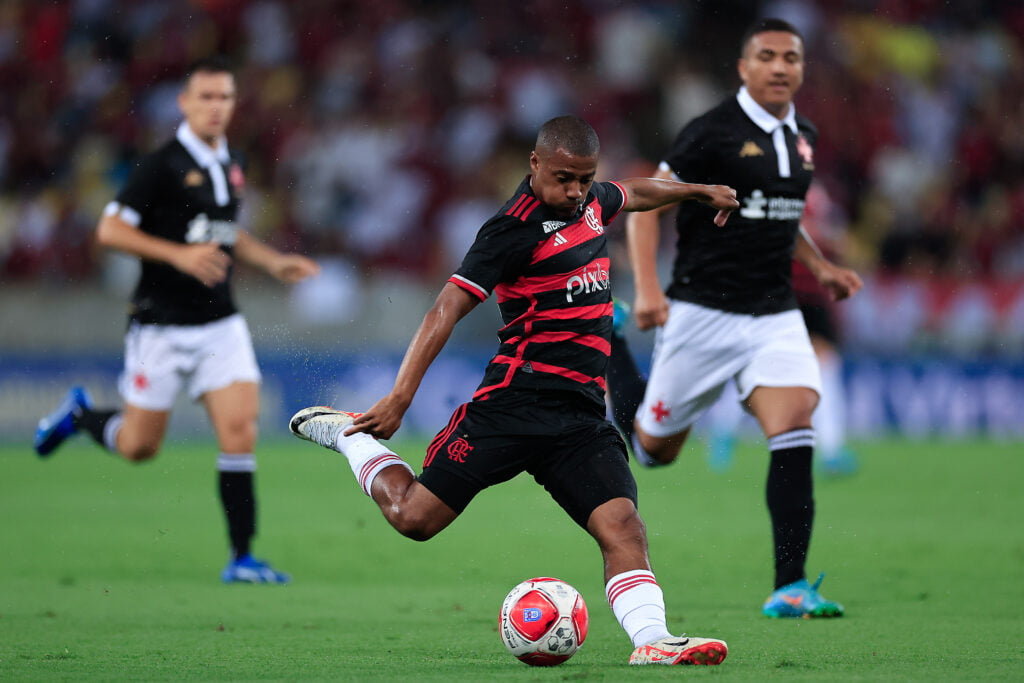 De La Cruz em campo com a camisa do Flamengo
