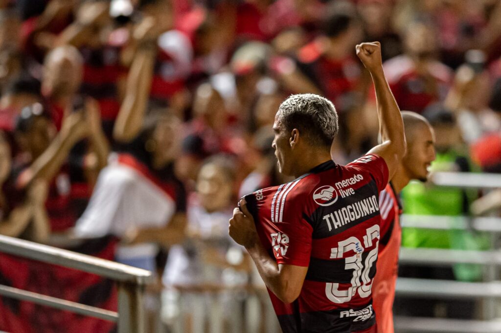 Mesmo sem espaço com Tite, Flamengo recusa duas ofertas europeias por Thiaguinho, atacante de 22 anos; contrato vai até o fim de 2024