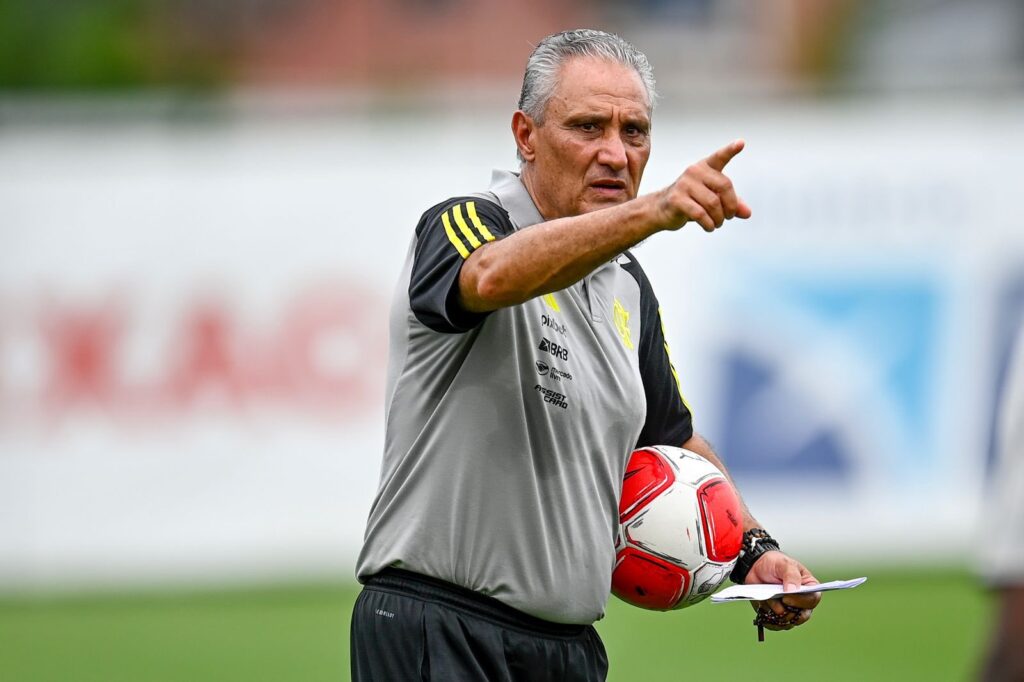 Tite em treinamento do Flamengo; Treinador vetou saída de Evertton Araújo para o América-MG