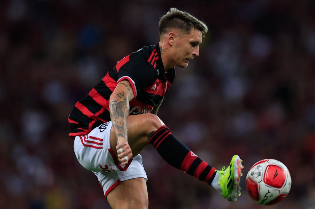 Varela tenta dominar a bola em jogo do Flamengo; Torcedores rasgaram elogios ao atleta por atuação contra o Fluminense