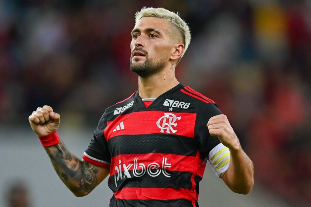 Arrascaeta comemora gol pelo Flamengo sobre o Fluminense; uruguaio está com 2ª maior média de minutos com o Manto Sagrado