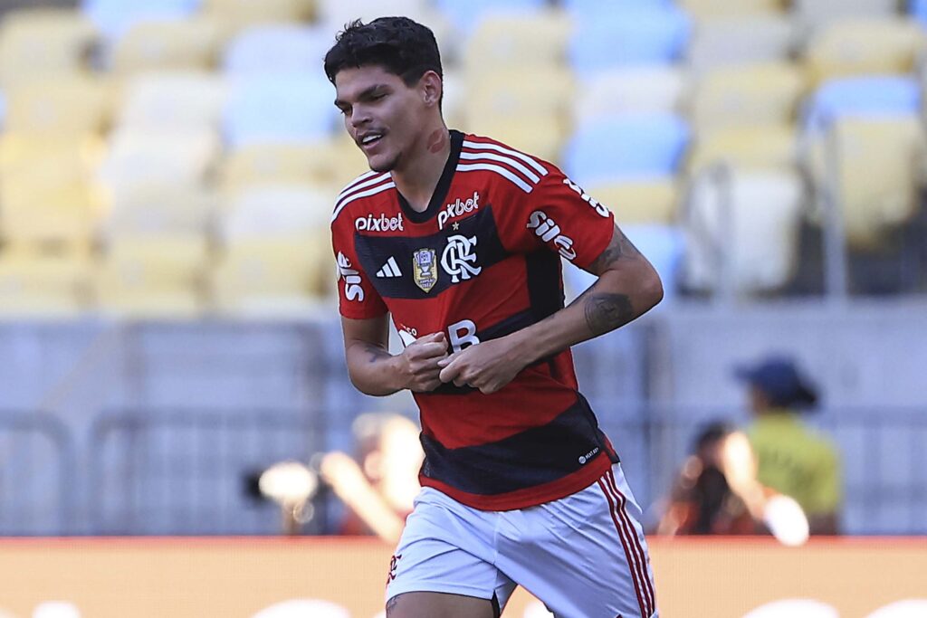 Ayrton Lucas, do Flamengo, é convocado por Dorival Júnior para Seleção Brasileira