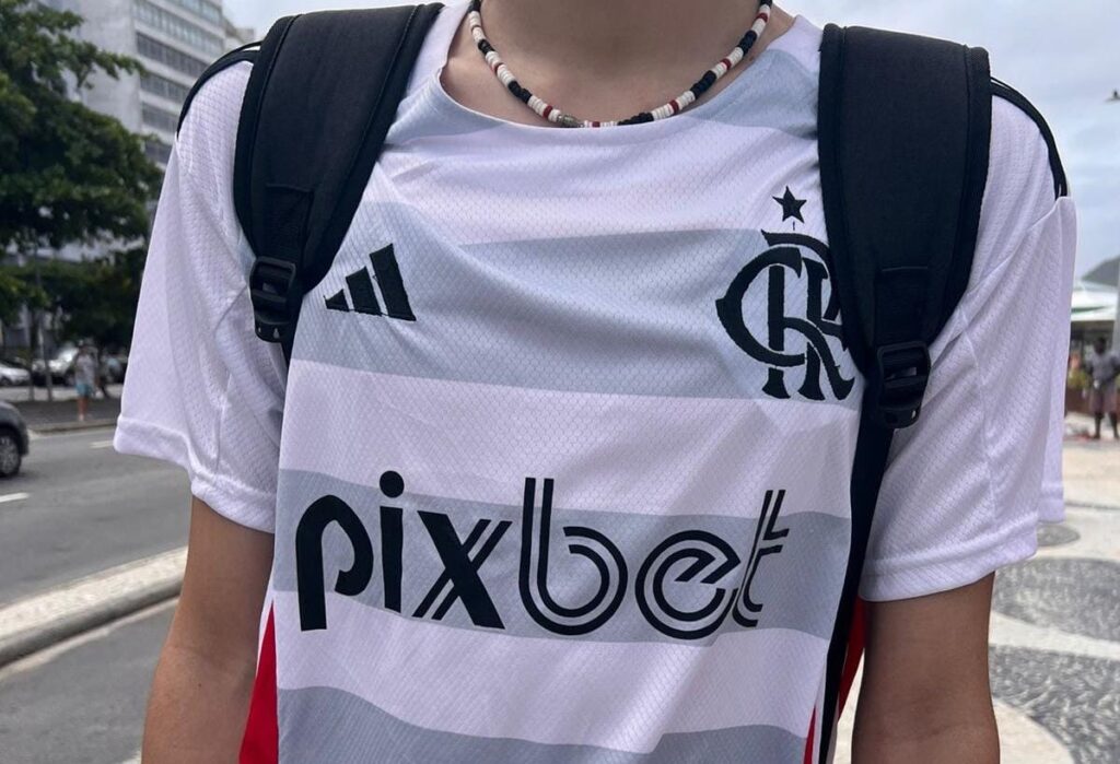 Camisa inspirada em novo modelo do Flamengo