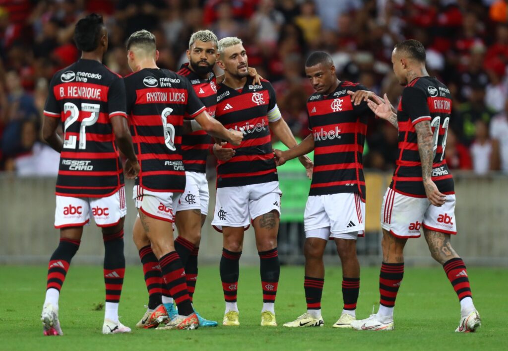 Jogadores do Flamengo se cumprimentam após gol sobre o Boavista; time tem valor de elenco maior que somatório dos times do grupo na Libertadores