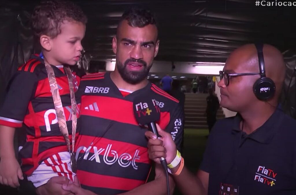 Fabrício Bruno, já com fratura no nariz, dando entrevista para a Fla TV após vitória do Flamengo sobre o Madureira