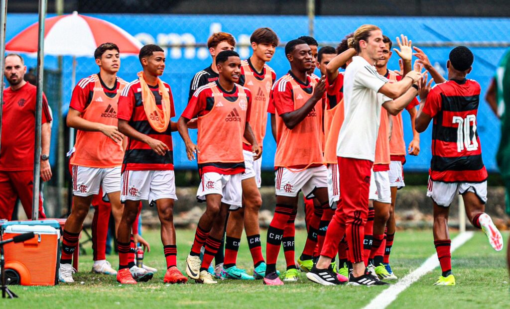 Filipe Luís comemora gol do time sub-17 do Flamengo; equipe venceu Portland Timbers na Generations Cup