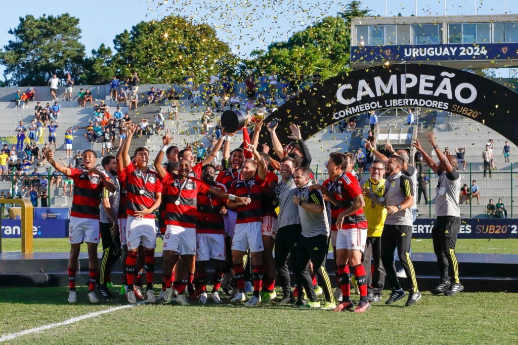 Jogadores Flamengo comemoram título da Libertadores Sub-20. Equipe vai disputar o Mundial Sub-20 contra o Olympiacos que goleou o Milan na final da Youth League.