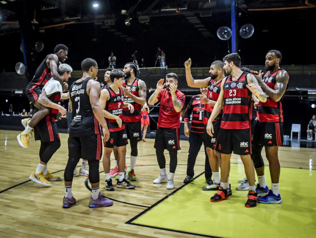 Time do Flamengo comemora vitória contra o Obras Sanitarias pela BCLA