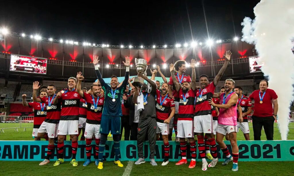 Seu Denir levanta troféu da Taça Guanabara de 2021, ano que o Flamengo venceu também o Carioca.