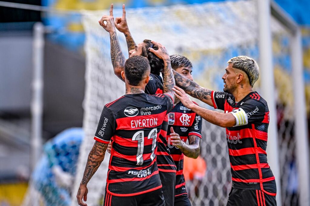 Jogadores do Flamengo comemoram gol de Pedro. Foto: Marcelo Cortes/CRF