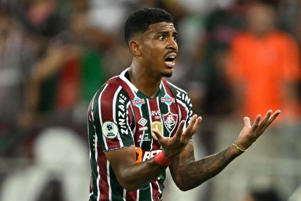 John Kennedy pelo Fluminense. Jogador foi afastado e torcedores rivais colocam a culpa no Flamengo.