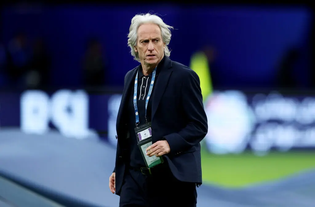 Jorge Jesus durante duelo entre Al Hilal e Al Ittihad; treinador ex-Flamengo está perto de recorde de vitórias do futebol