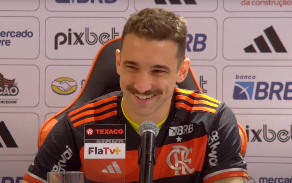 Léo Ortiz sorri ao ouvir apelido "camisa 10 da zaga"; zagueiro foi apresentado no Flamengo e falou sobre Tite