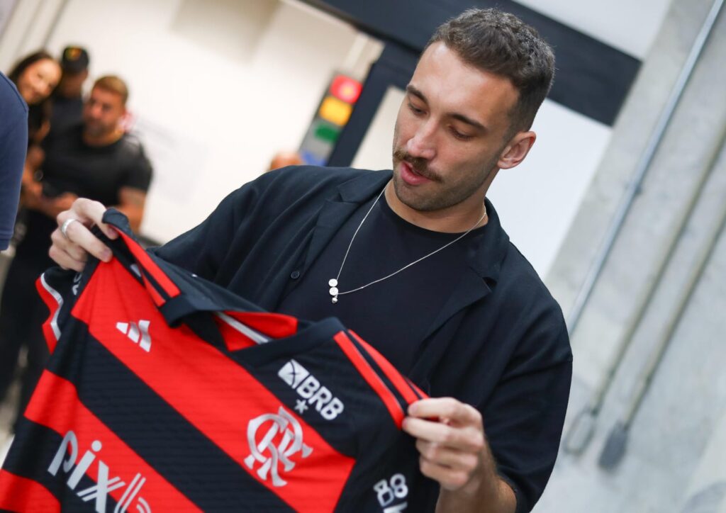 Léo Ortiz recebe camisa do Flamengo no aeroporto