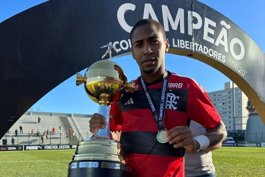 Lorran com troféu da Libertadores Sub-20 conquistado com o Flamengo; Bill, Nova Iguaçu e as últimas notícias do Flamengo