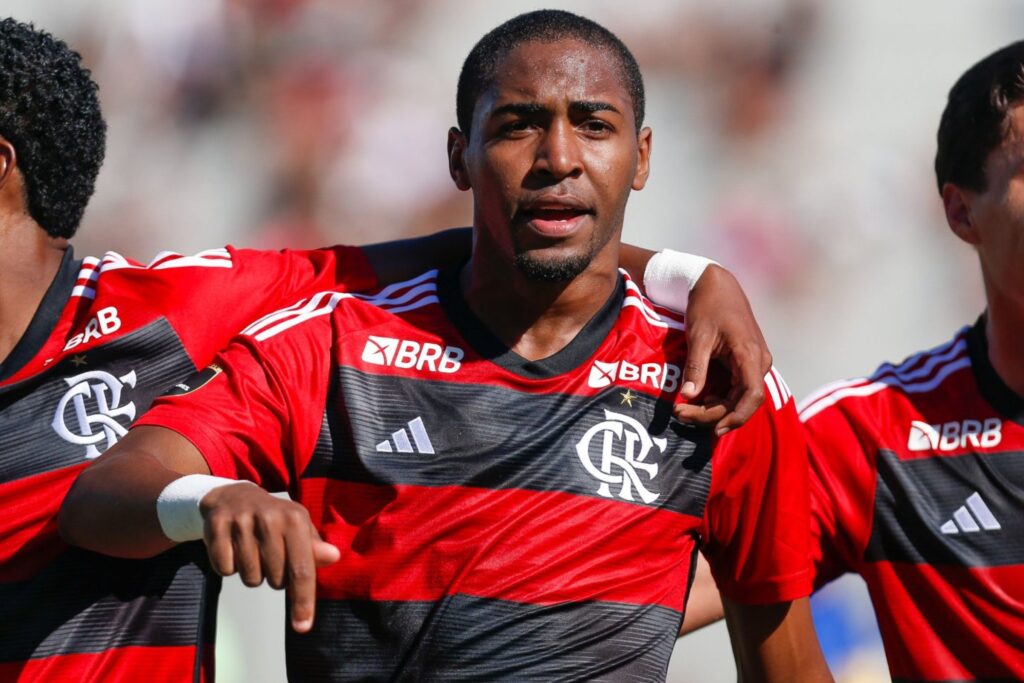 Lorran comemora gol do Flamengo; atleta agrada Tite e pode estrear com treinador