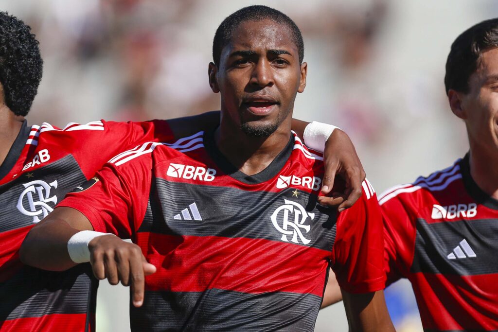 Lorran comemora gol do Flamengo na Libertadores Sub-20