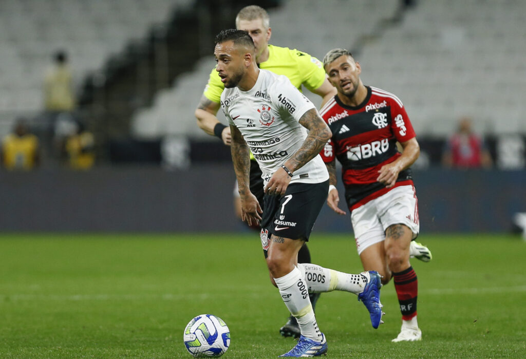 Maycon em partida contra o Flamengo; Jogador do Corinthians já recebeu proposta do time da Gávea e recusou; Ele sofreu uma lesão grave e não atua mais em 2024.