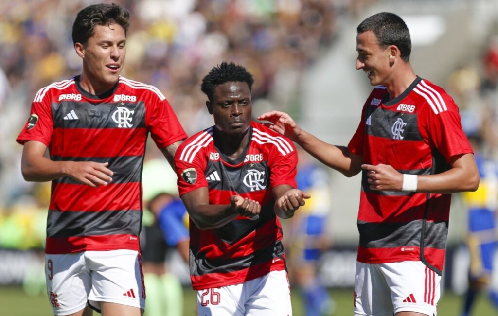 Flamengo Sub-20 comemorando vitória. Equipe bateu o Cruzeiro na Gávea por 1 a 0 pelo Brasileirão Sub-20. Shola e Hassan foram destaques.