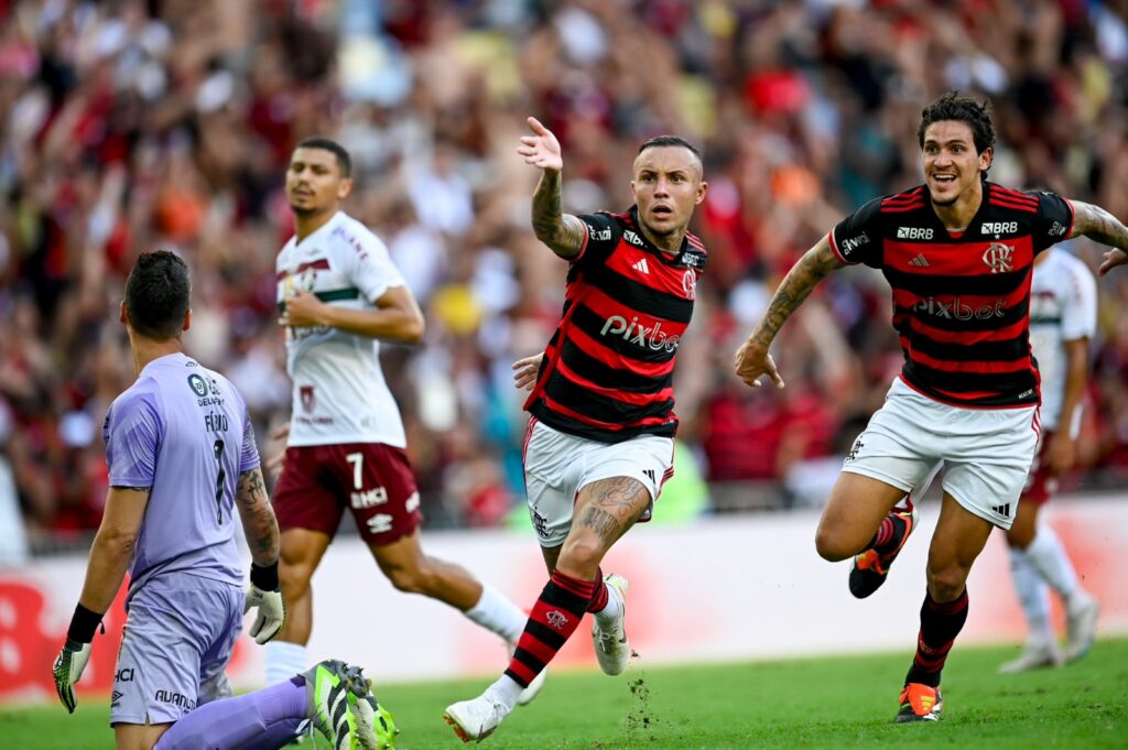 Pedro e Cebolinha comemoram gol sobre o Fluminense