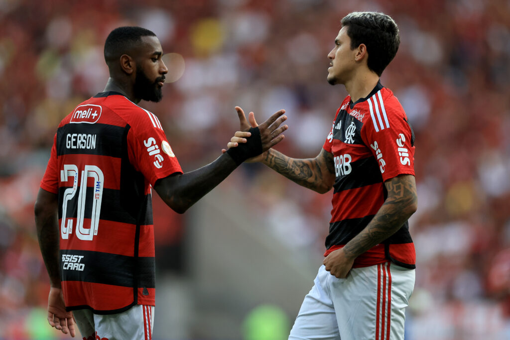 Gerson e Pedro se cumprimentam após gol do Flamengo; dois jogadores estão nas primeiras posições de ranking do CIES