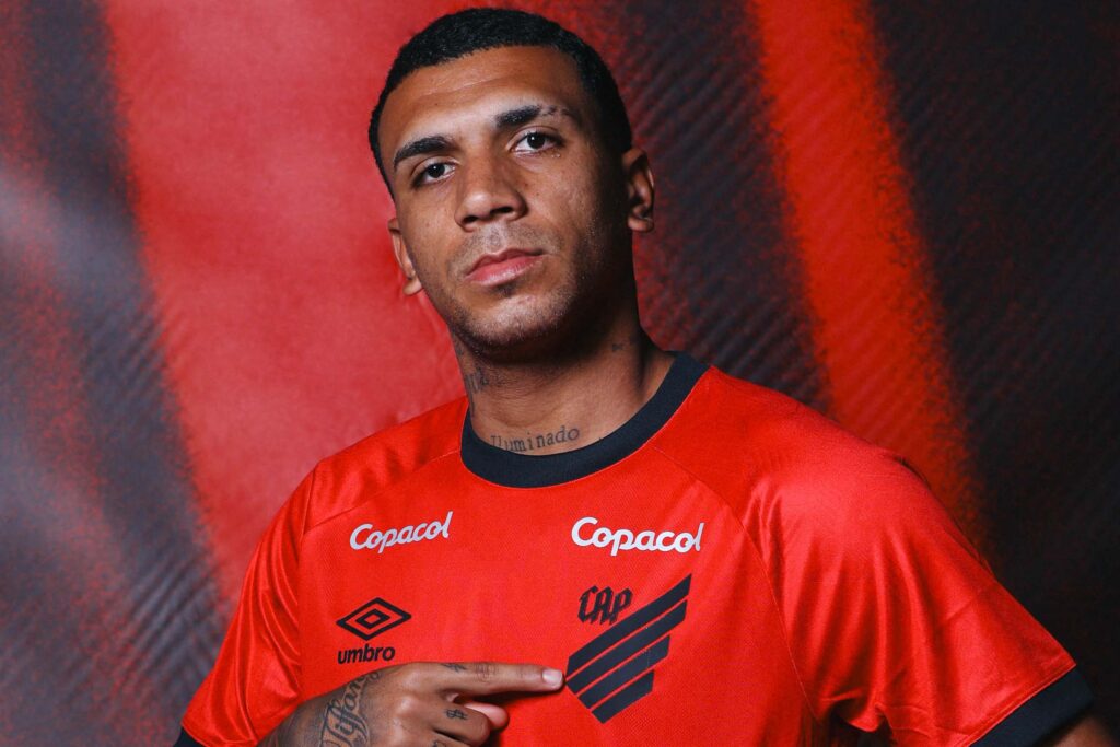Petterson pertence ao Flamengo e está emprestado ao Athletico até o fim de 2024