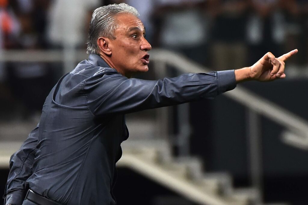 Tite na beira do campo de Corinthians 6 x 0 Cobresal, sua maior goleada na Libertadores; técnico comanda Flamengo contra o Palestino