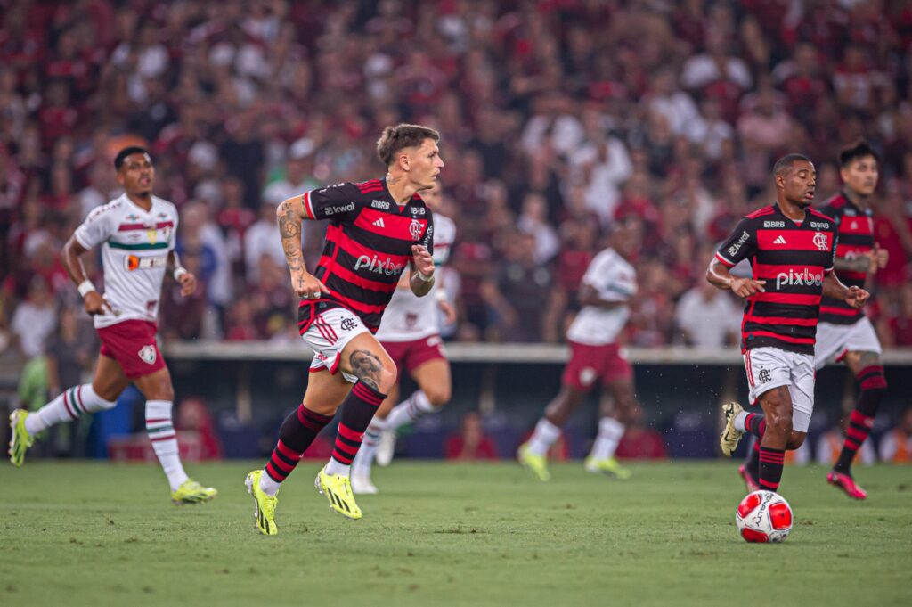 Varela, De La Cruz e Pulgar em ação em Flamengo 0x0 Fluminense pela volta da semifinal do campeonato carioca