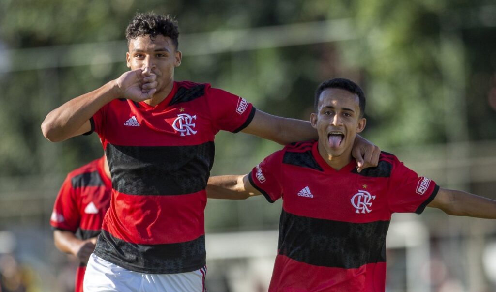 Victor Hugo e Matheus Gonçalves comemoram gol pelo Flamengo nos tempos de base