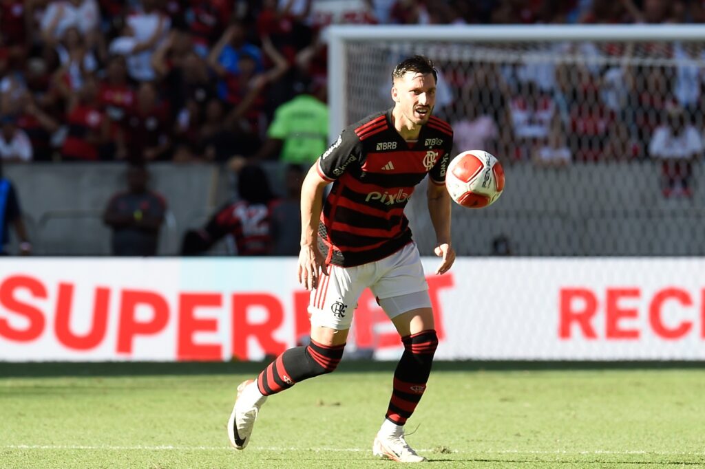 Matías Viña em Flamengo x Madureira; lateral-esquerdo uruguaio recebeu muitos elogios dos torcedores