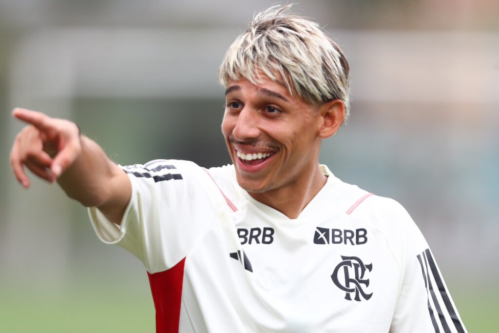Werton aponta sorridente durante treino do Flamengo