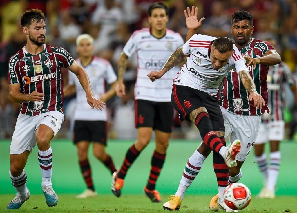 Everton Cebolinha arrisca chute cercado de jogadores do Fluminense