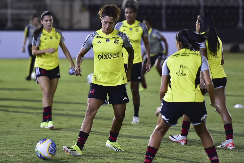 Atletas do Flamengo se aquecem antes de jogo do Brasileirão Feminino