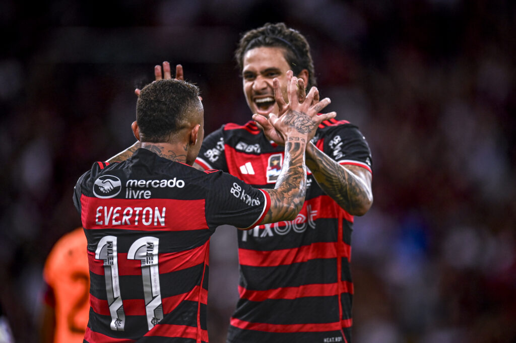 Pedro comemora gol com Everton Cebolinha